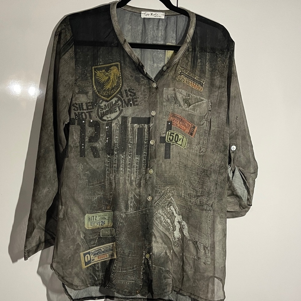 Women's Gray Graphic Button-Up Blouse